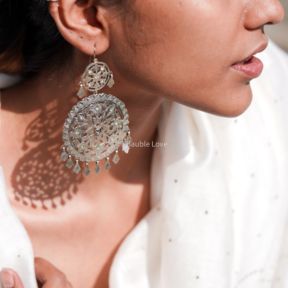 Naveli Daar Earrings (White)