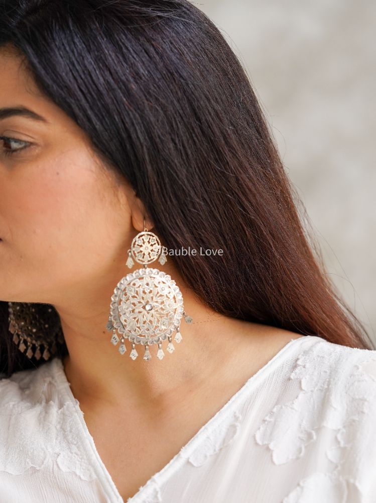 Naveli Daar Earrings (White)