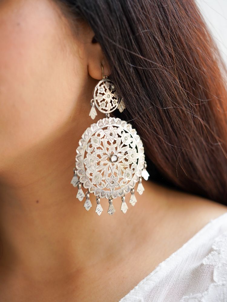 Naveli Daar Earrings (White)
