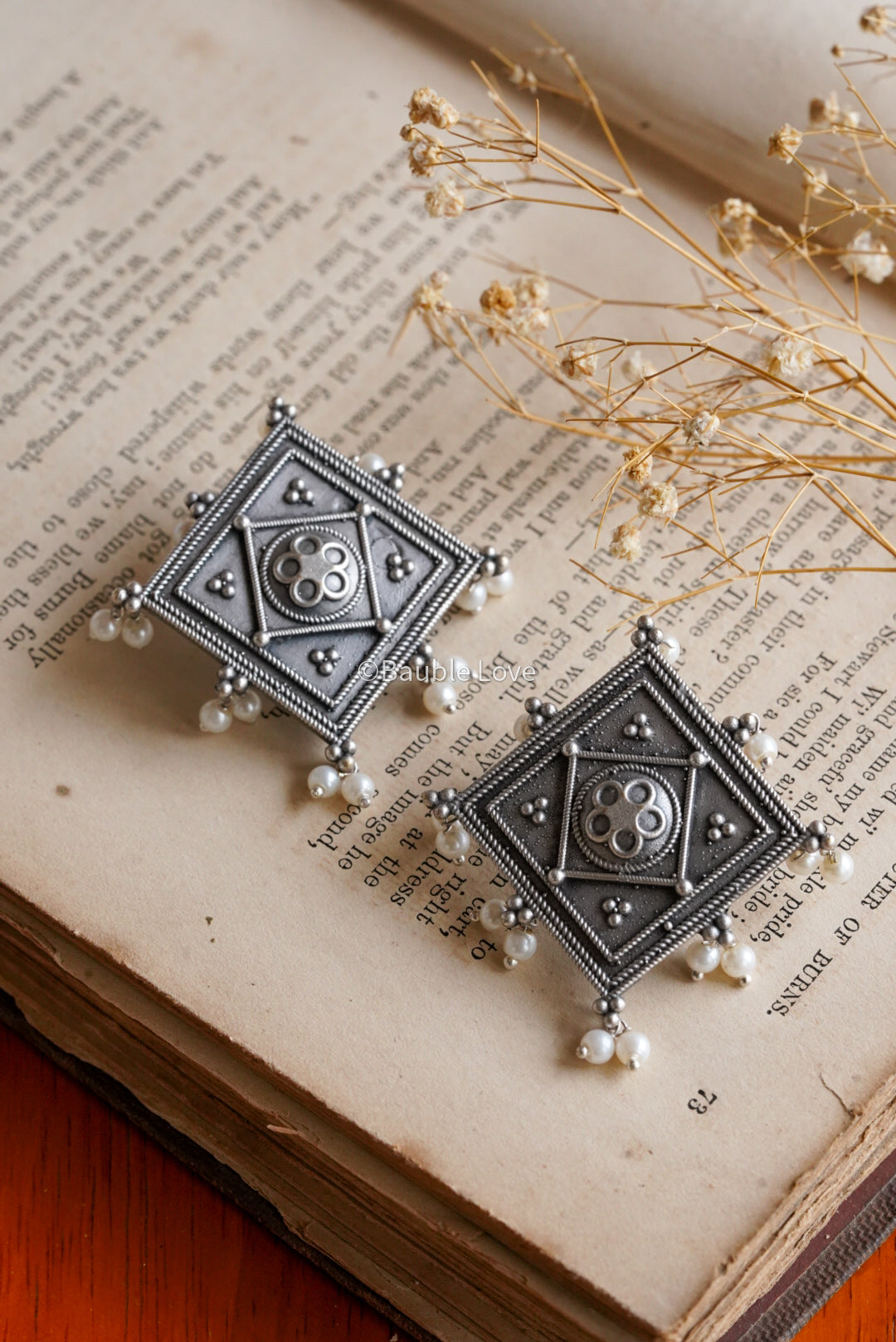 Niru Stud Earrings